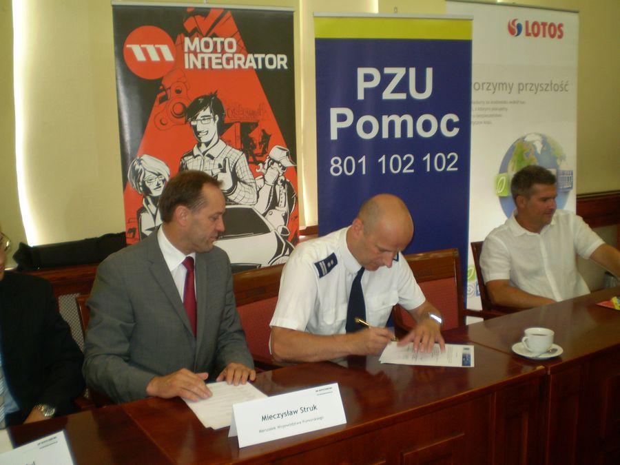 Przekazanie specjalistycznego urządzenia do wykrywania narkotyków we krwi