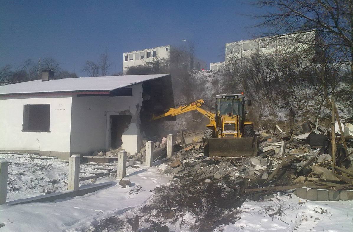Wyburzanie budynku przy ul. Winnica 79.jpg