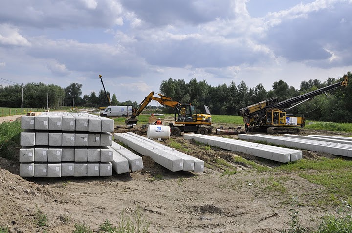 prawobrzeże - na całej budowie wbiliśmy już ponad 2000 pali.JPG