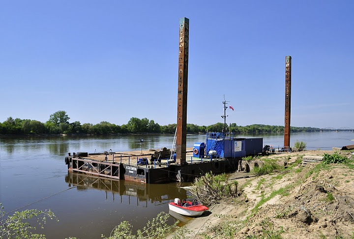 prawy brzeg - barka sprowadzona z Danii do pogłębiania i budowy sztucznej wyspy.jpg