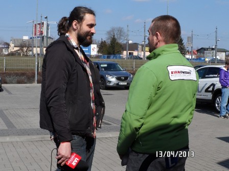 Tomek Kulik jak zwykle chętnie udzielał wywiadów.JPG